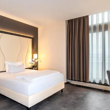 Hotel Western Plaza 4*